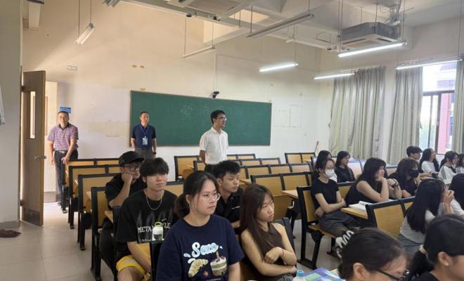 校领导带队深入课堂，护航新学期教学秩序