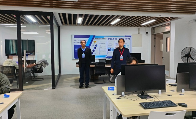 学校领导全程参与期末考试工作