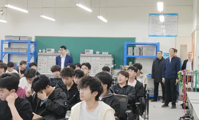 学校领导深入课堂一线巡查教学秩序