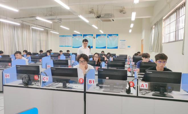 学校领导开展期末巡考工作