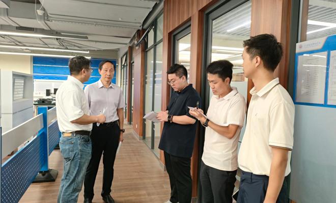学校领导深入课堂一线巡查教学秩序