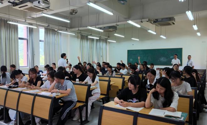 学校领导开展2026级新生开课首日教学巡查