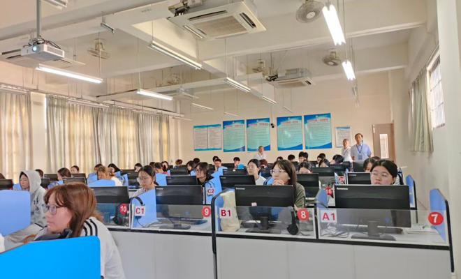 长假后学校领导深入课堂一线教学巡查
